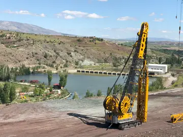 BAUER MC 96 duty-cycle crane