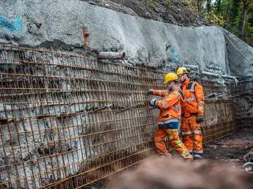 The anchors were filled with cement slurry and additionally supported with reinforcement mesh.